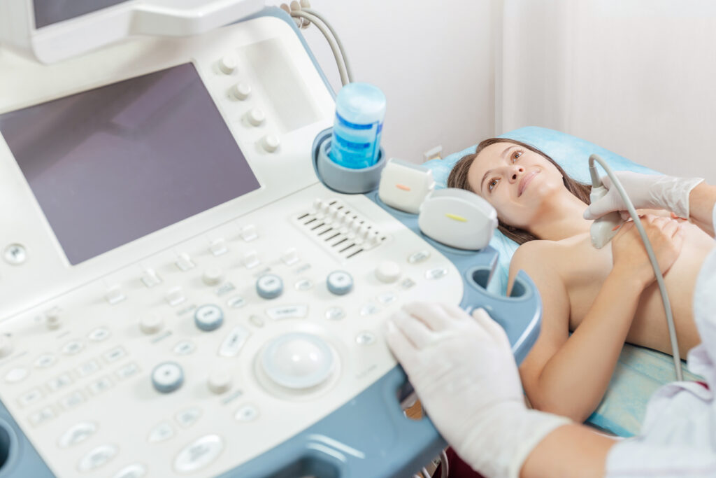 Mulher jovem fazendo o ultrassom da mama